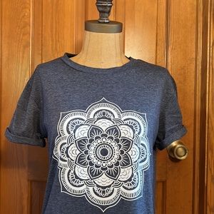 EUC Wild and Free graphic Navy blue T-shirt size small